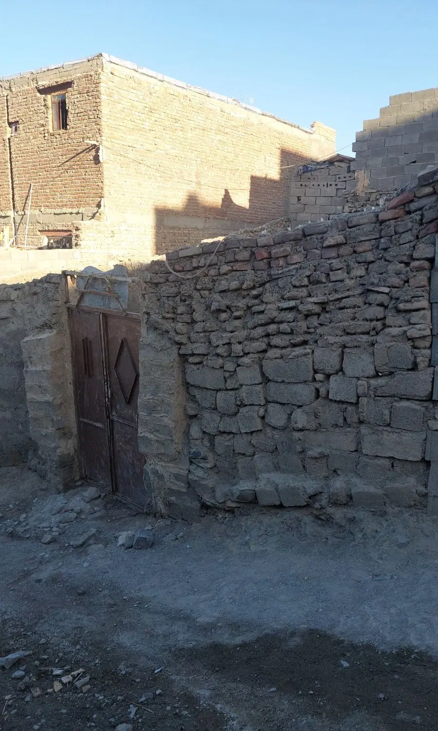 زمین چهار دیواری با دو عدد خونه سقف چوبی