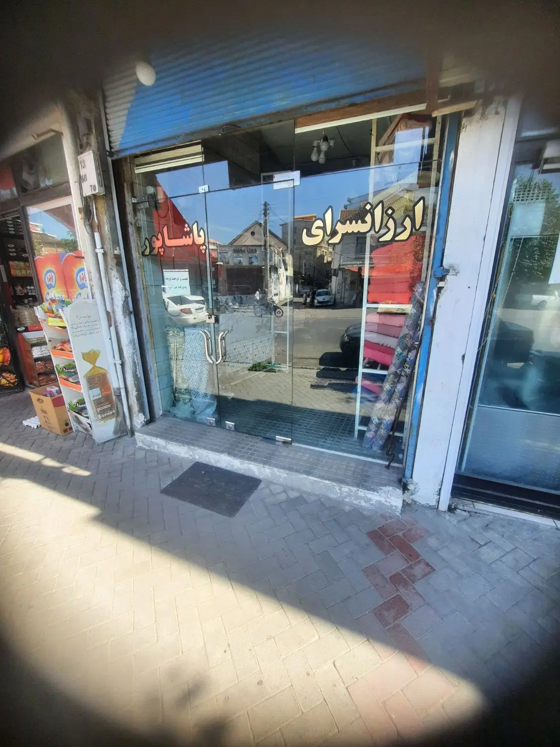 مغازه ۱۰۰ متری