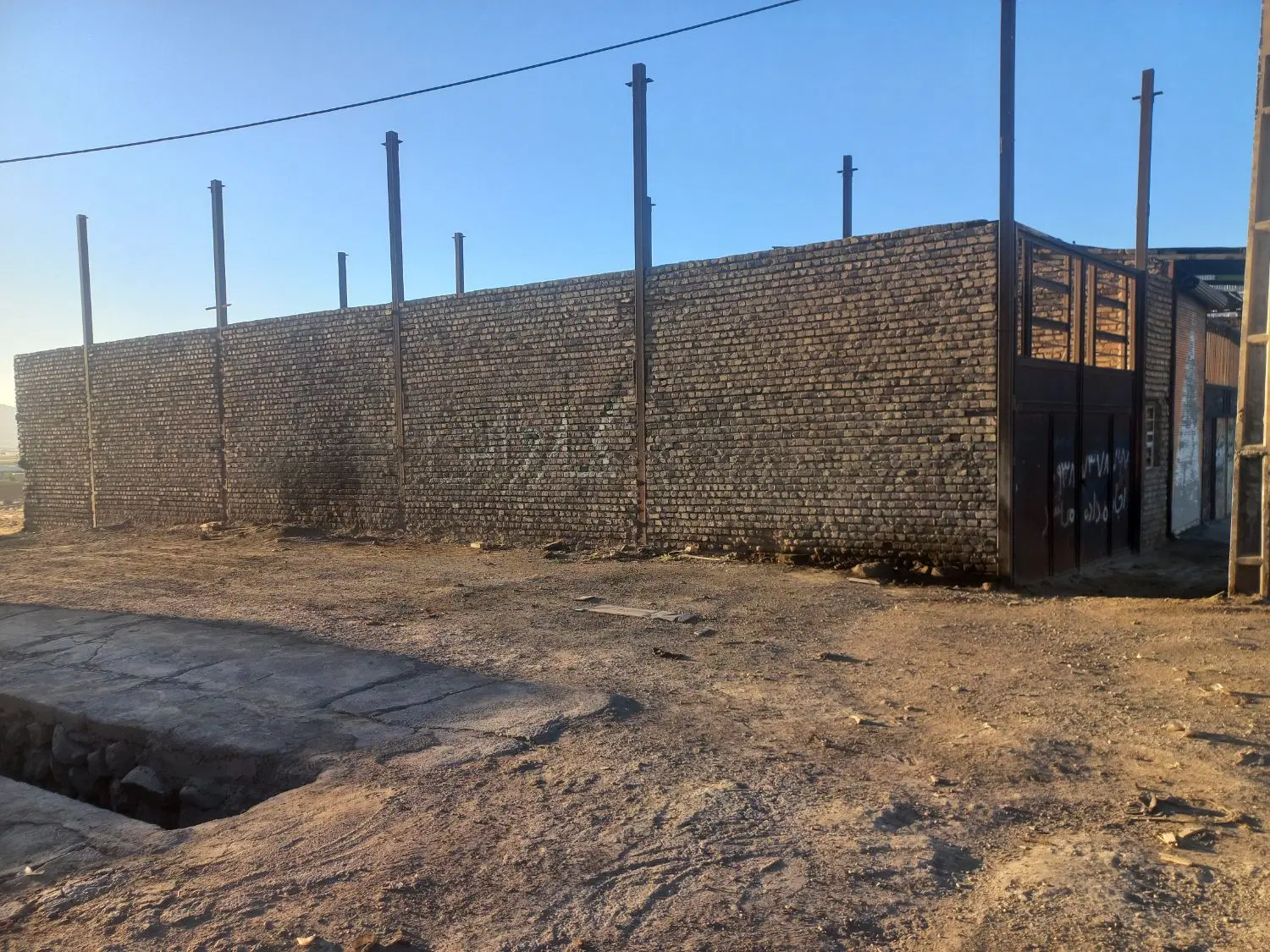 زمینی  با ۱۲۶متر نیمه ساخت تجاری شهرک صنعتی کنگاور