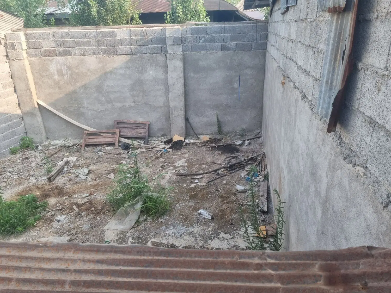 مغازه ۶۱ متری احتیاج به بازسازی