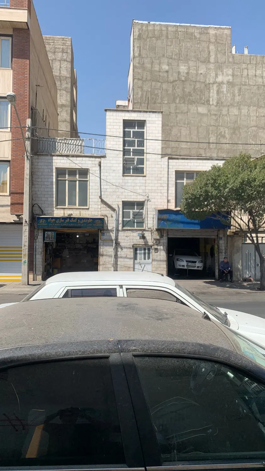 ملک۱۲۰ متری با ۲تا تجاری