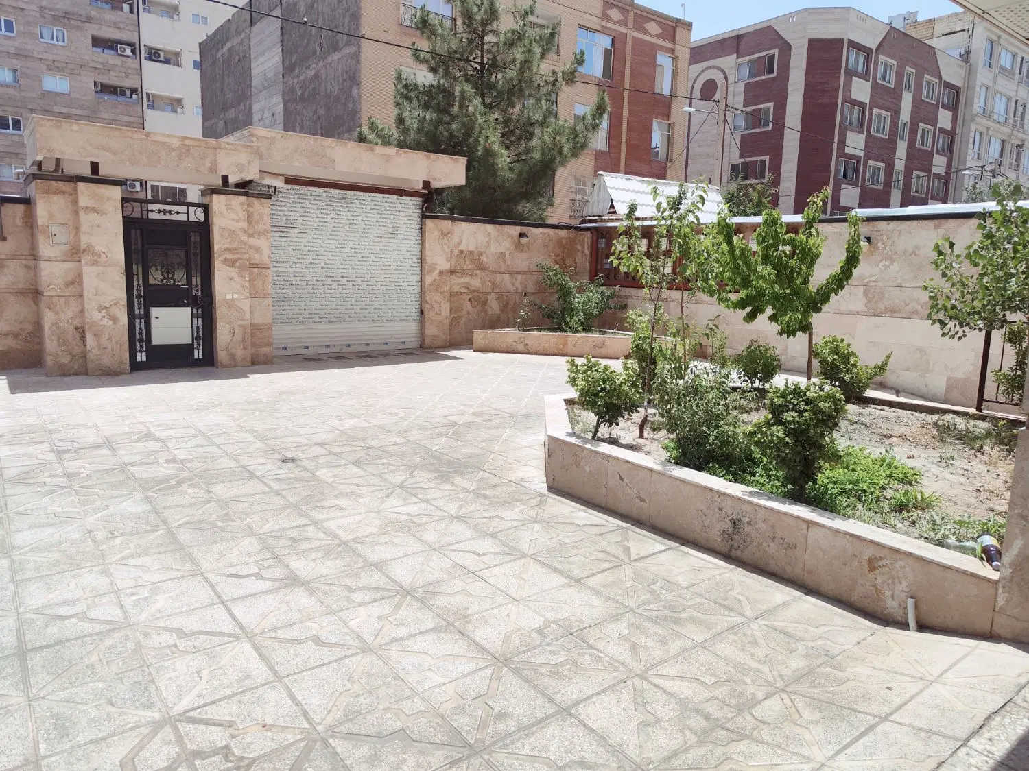 ۵۶ متر ۴۳ متر با ۴۰ متر حیاط
