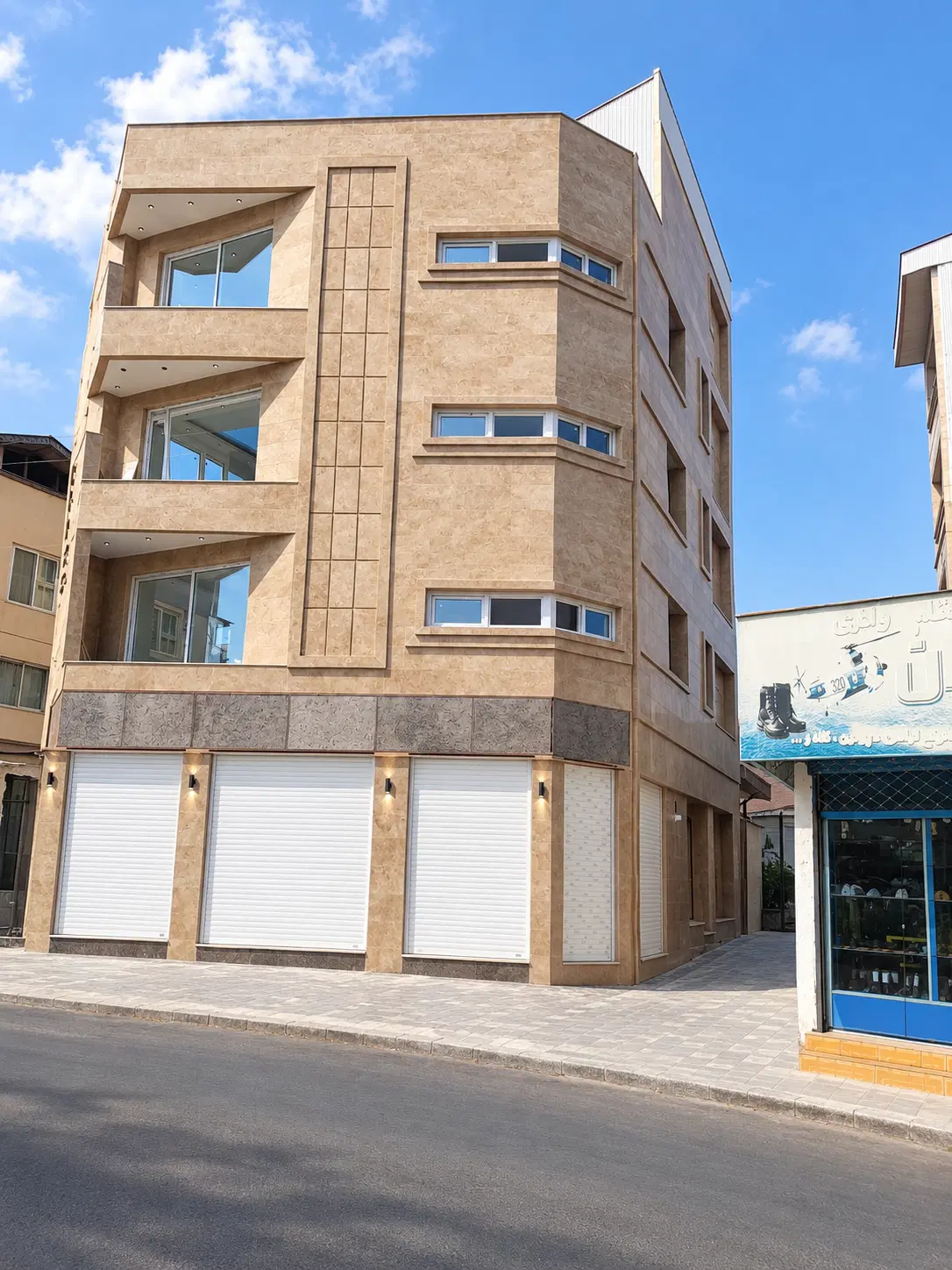 آپارتمان ۱۳۰ متر نوساز تک واحدی سه خواب مسترومطبخ