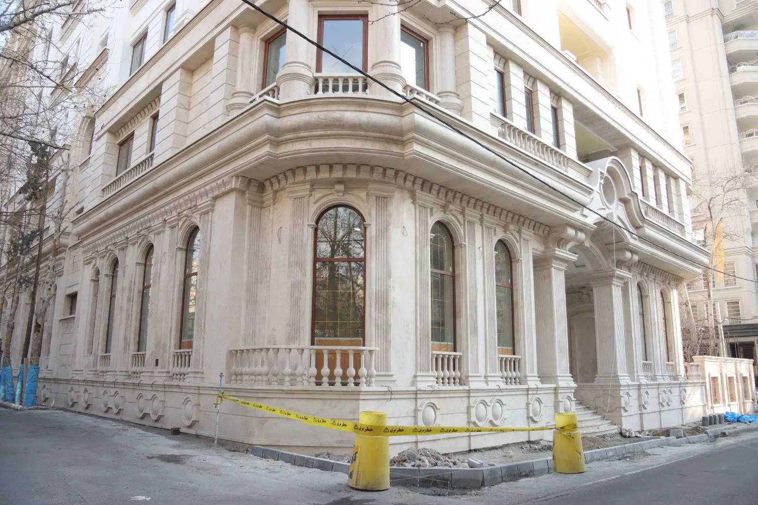آپارتمان دارای دو سالن_ کوی پیروزی _۱۴۳ متر_۲ پارک