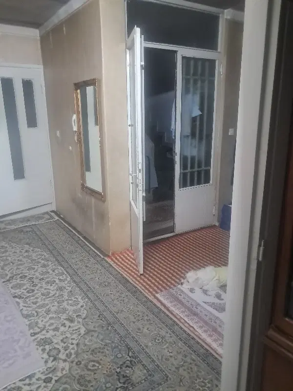 زیر تجاری ۱۰۰ متر ۳خواب طبقه دوم
