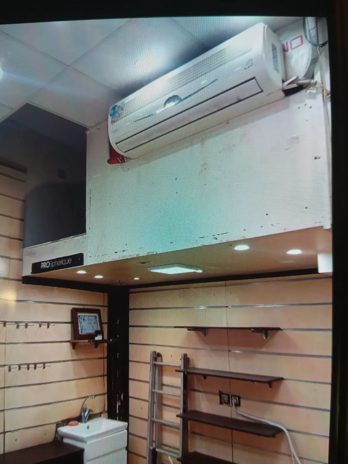 فروش ۱۳ متر مغازه با جواز آرایشی و بهداشتی