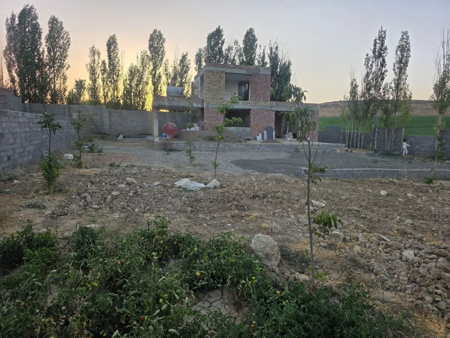 خانه باغ نیمه کاره گچ خاک شده