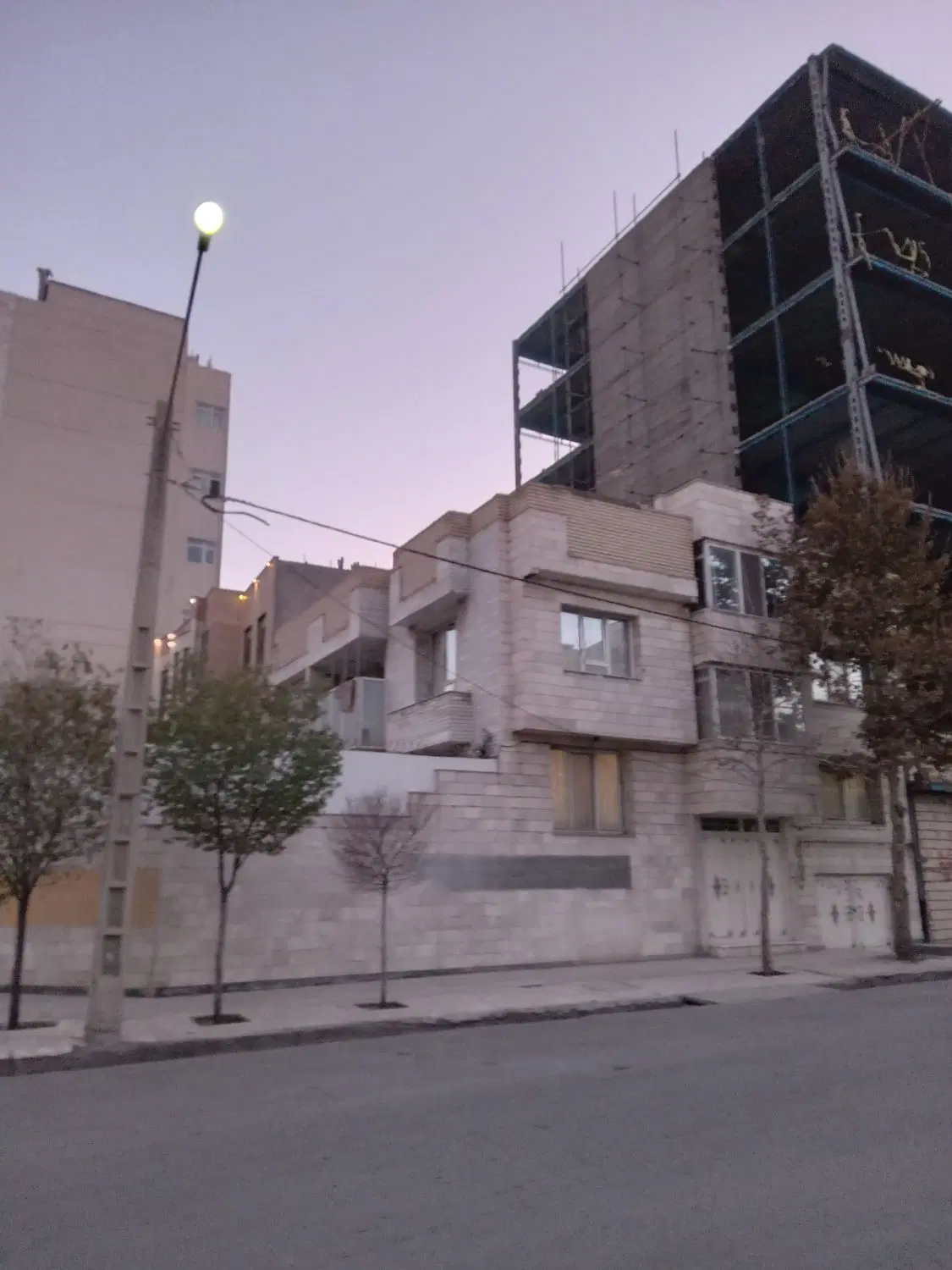 ۲۵۰متر سردونبش جنوبی ازدوطرف خیابان ۲۰ متری