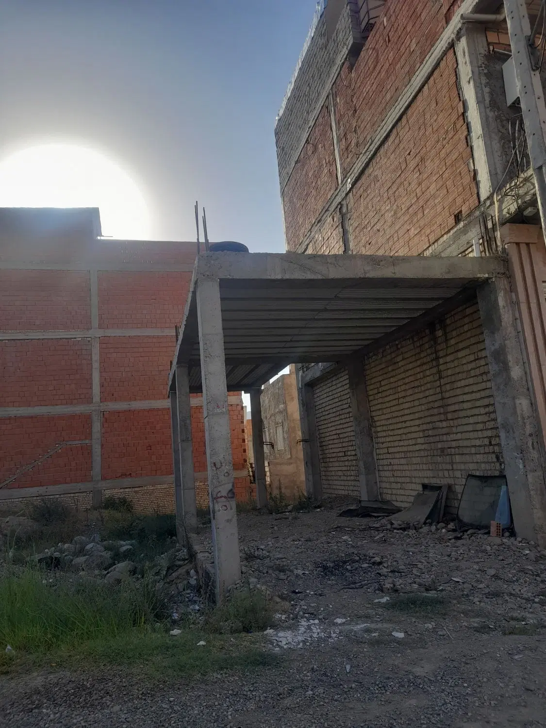 مغازه نیمه ساز محدوده میدان الزهرا