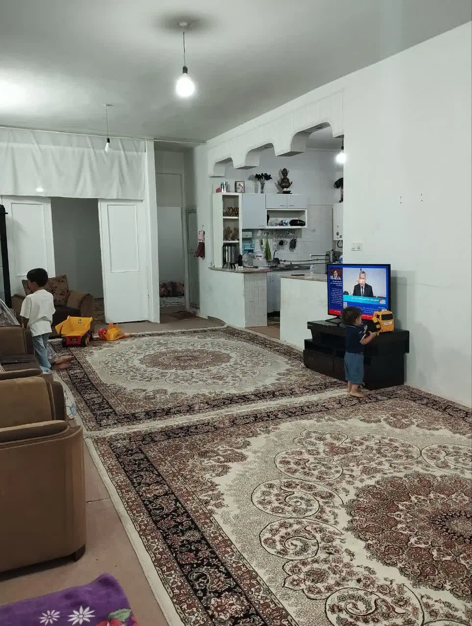 یک باب منزل مسکونی واقع درقائم ۴۲ پلاک ۱۰