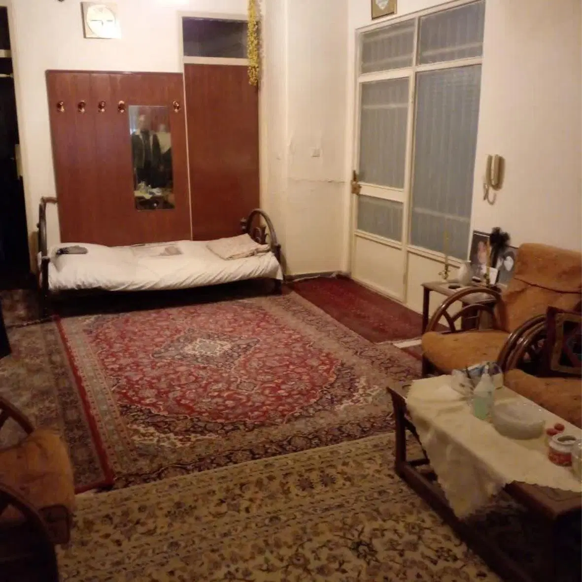 203 متر خانه ویلایی سنددار همراه با 2 مغازه