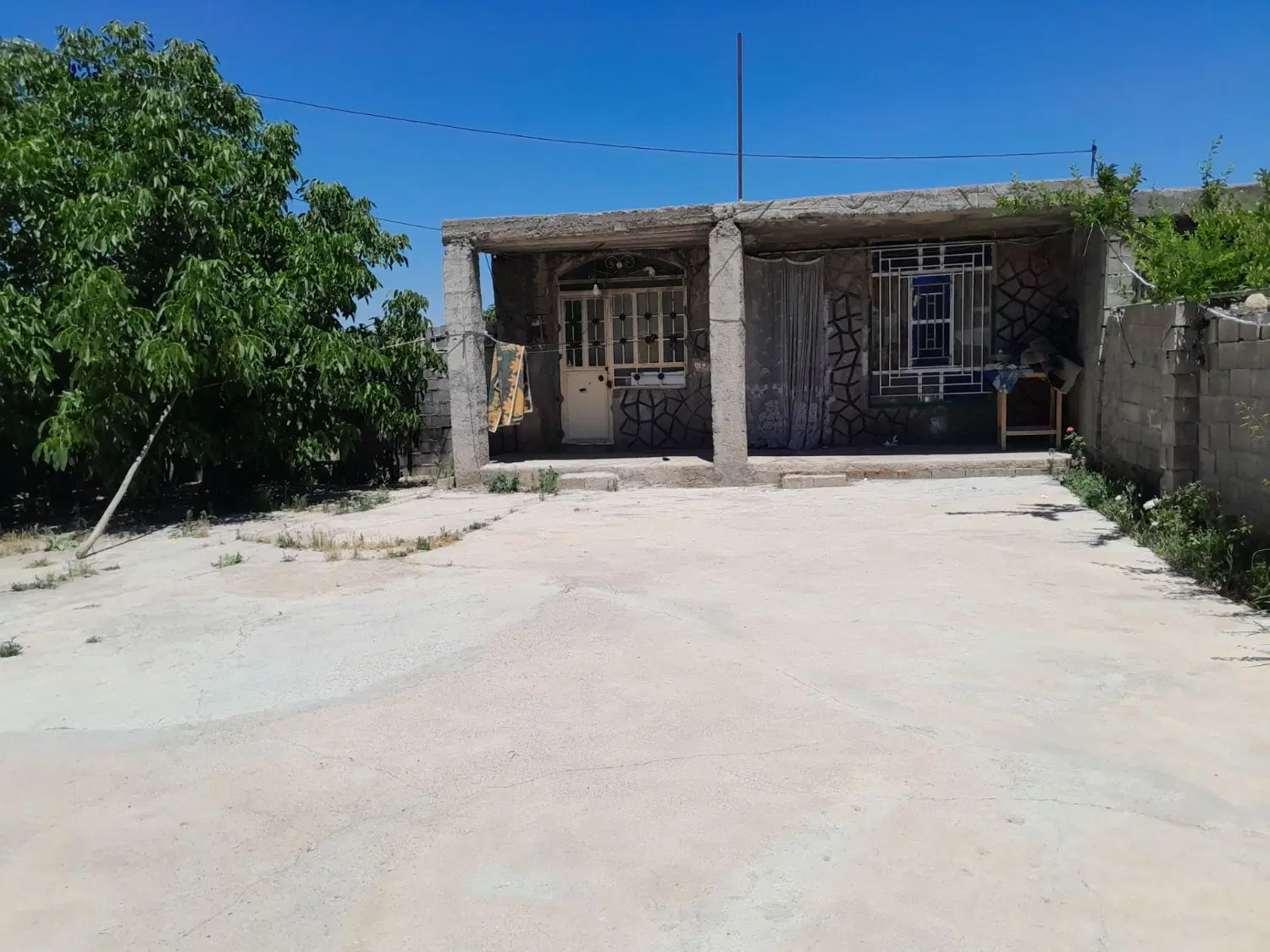 منزل مسکونی و یک باغ