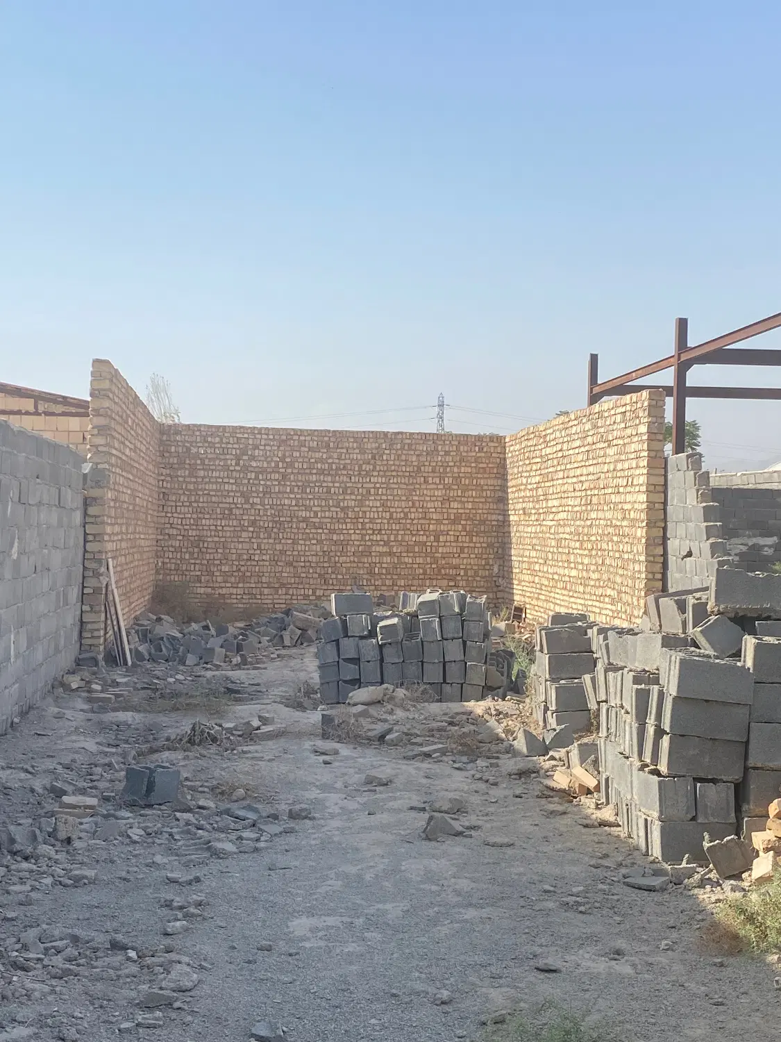 زمین در گلزار پایین
