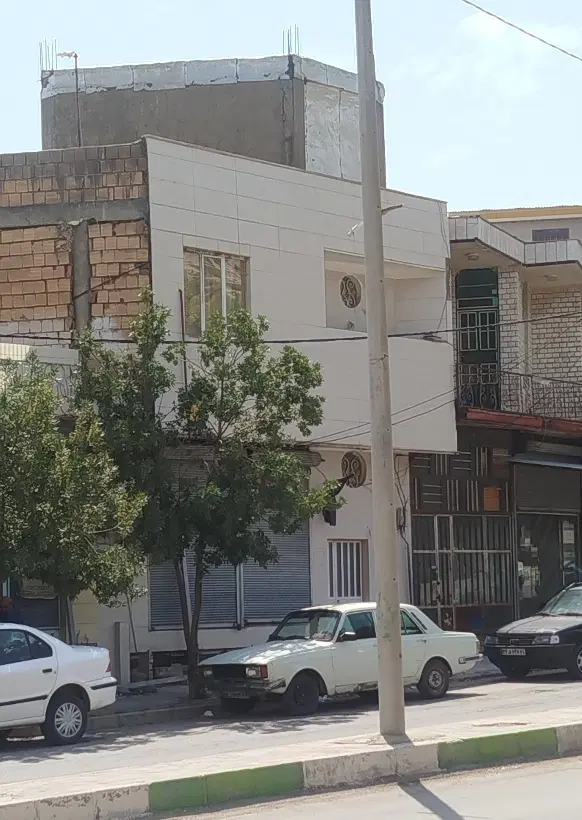 یک ساختمان تجاری مسکونی ۲۴ متری خط بالای انگشته