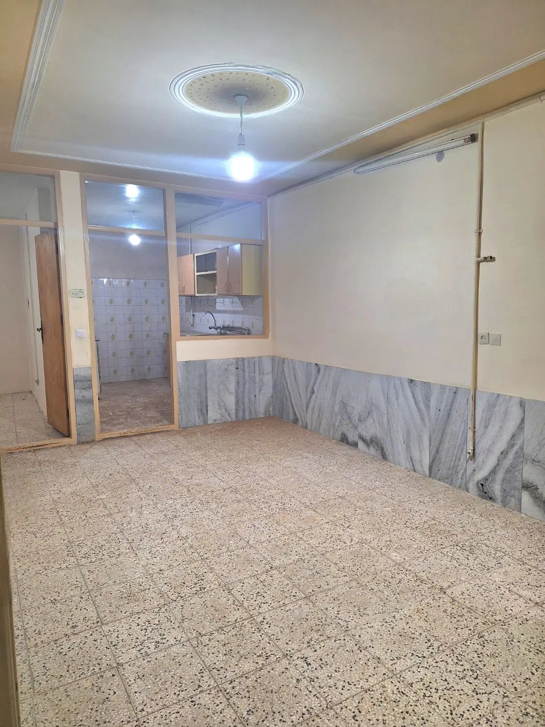 واحد ۷۰ متری مستقل ، میدان نقابشک