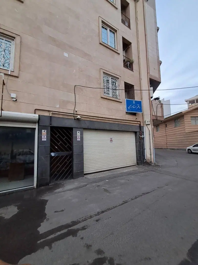 یک باب مغازه تجاری