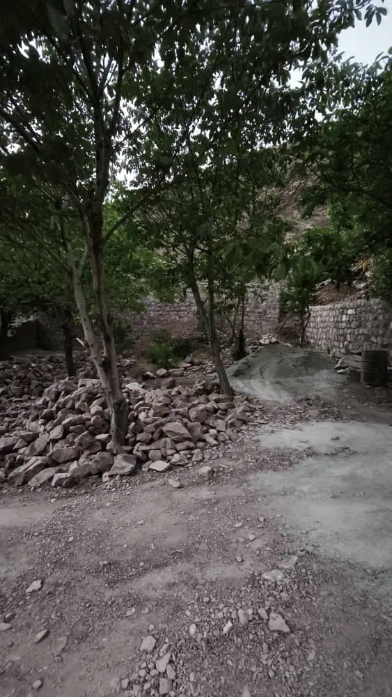 زمین در جاده چالوس نزدیکه جاده اصلی کناره چشمه