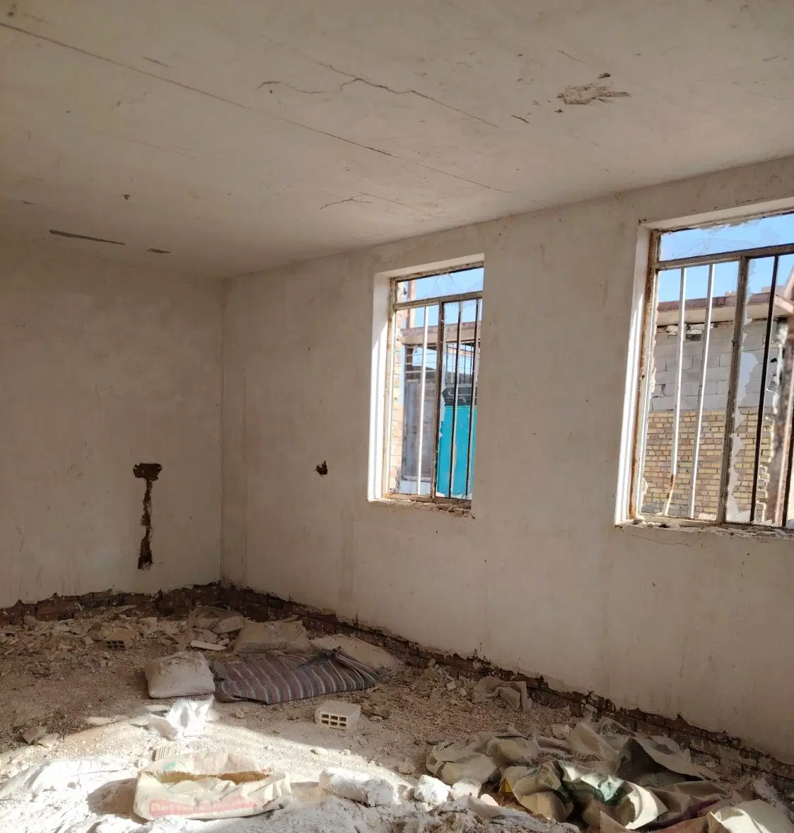 70مترخانه نیمه کاره اریاشهر آخرکهریزشهرک ولیعصر