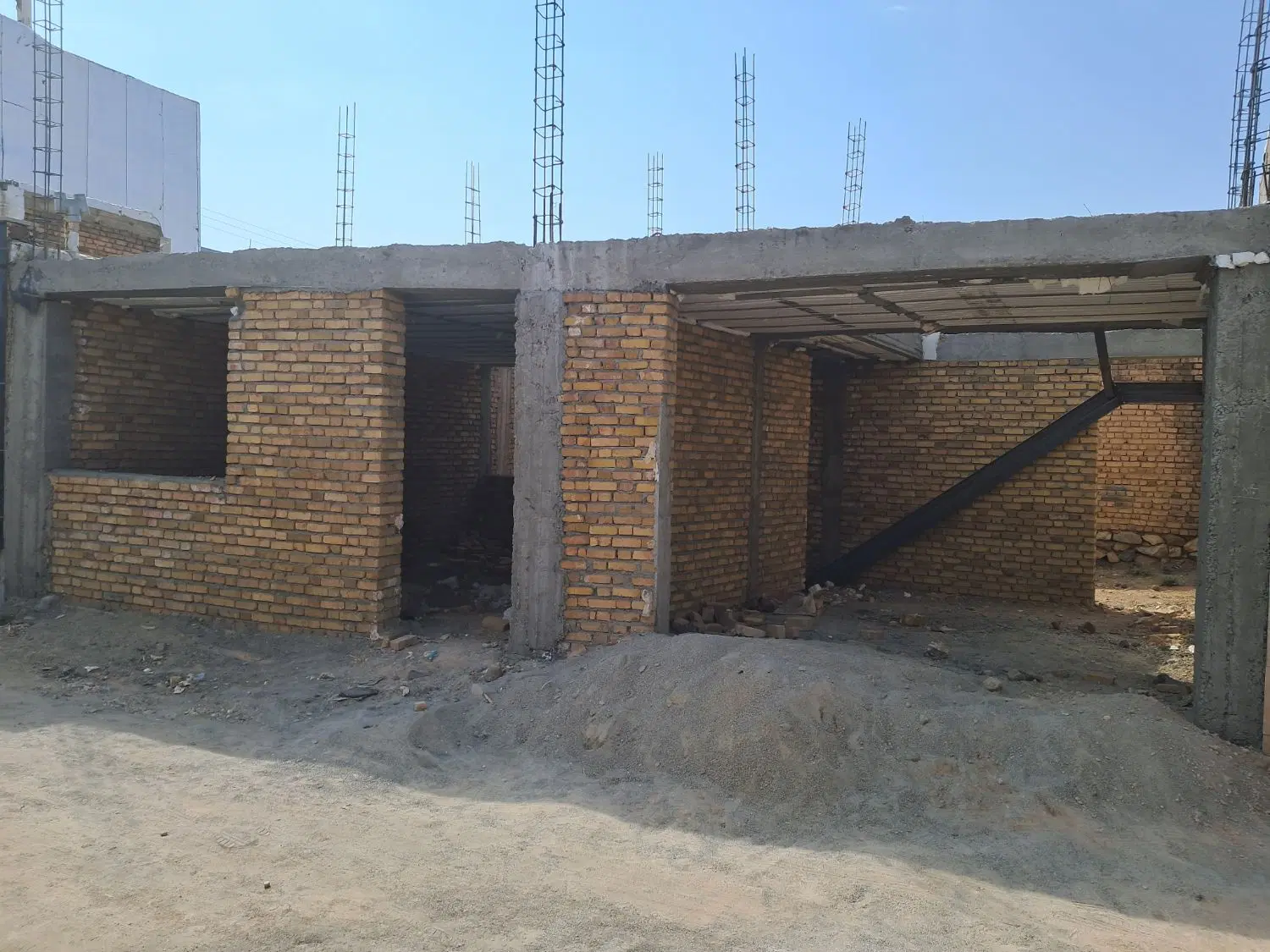 ساختمان نیمه کاره جواز داره.  قلعه باغچه مریم