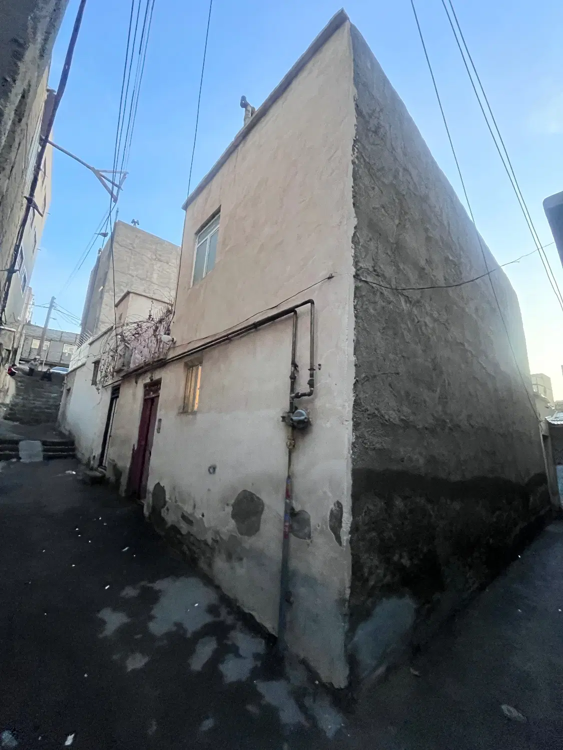 حیاط برای ۲ خانواده