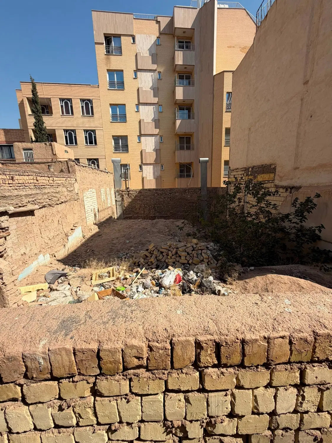 زمین فروشی