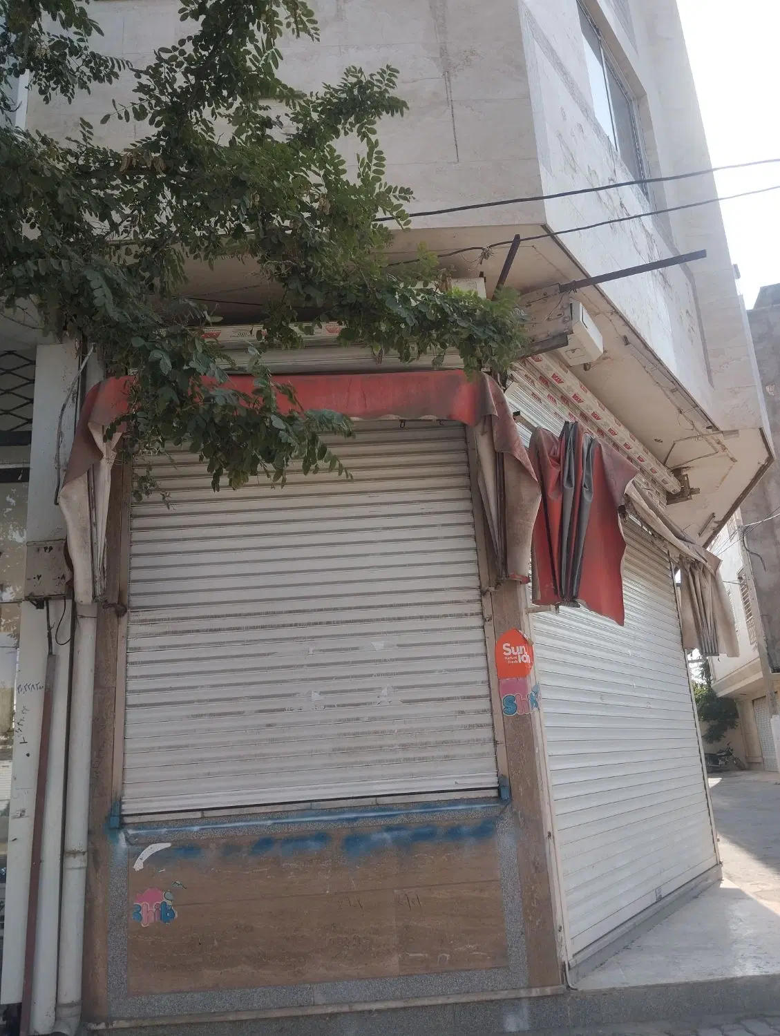 فروش  تجاری    داروخانه و آرایشگاه زنانه وکسب کار