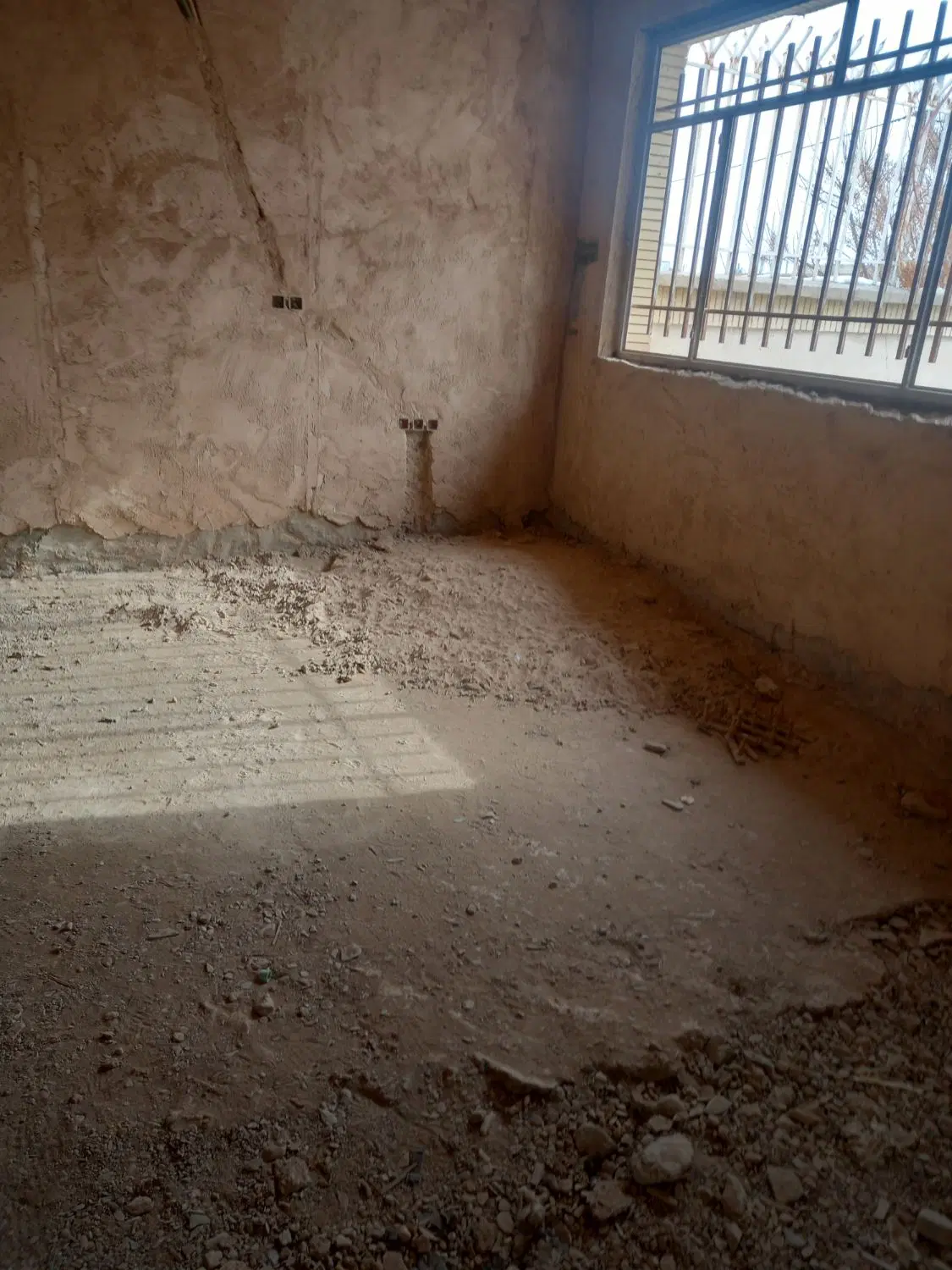 زمین دور دیوار