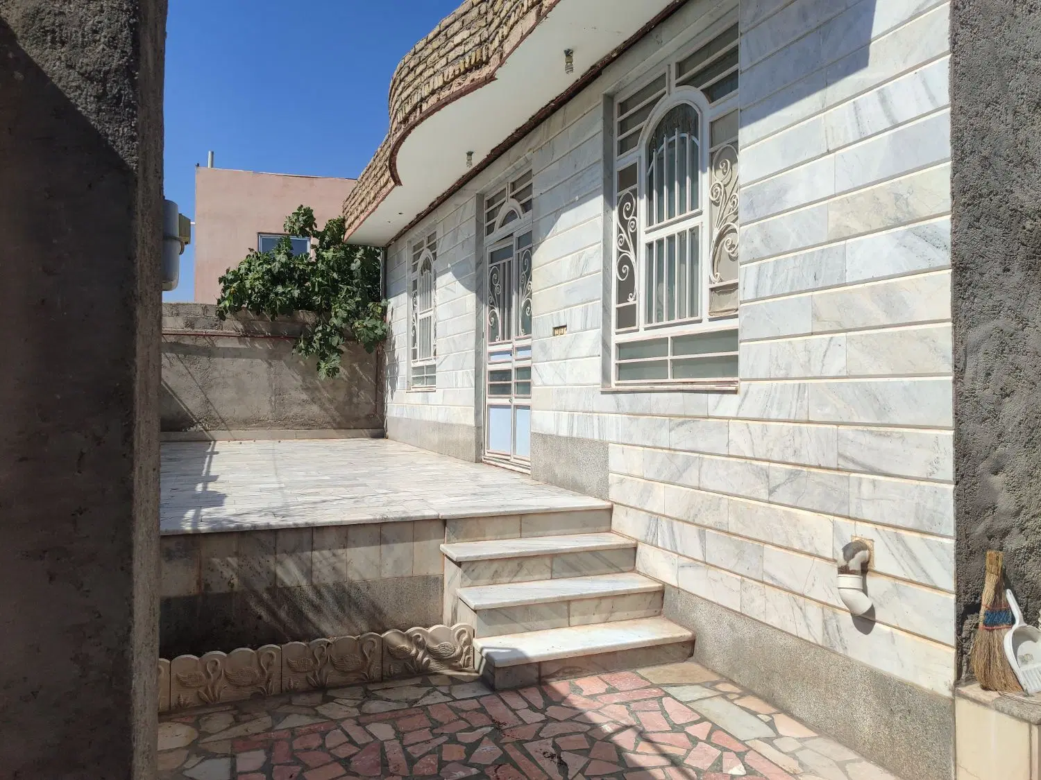 فروش یک باب منزل مسکونی