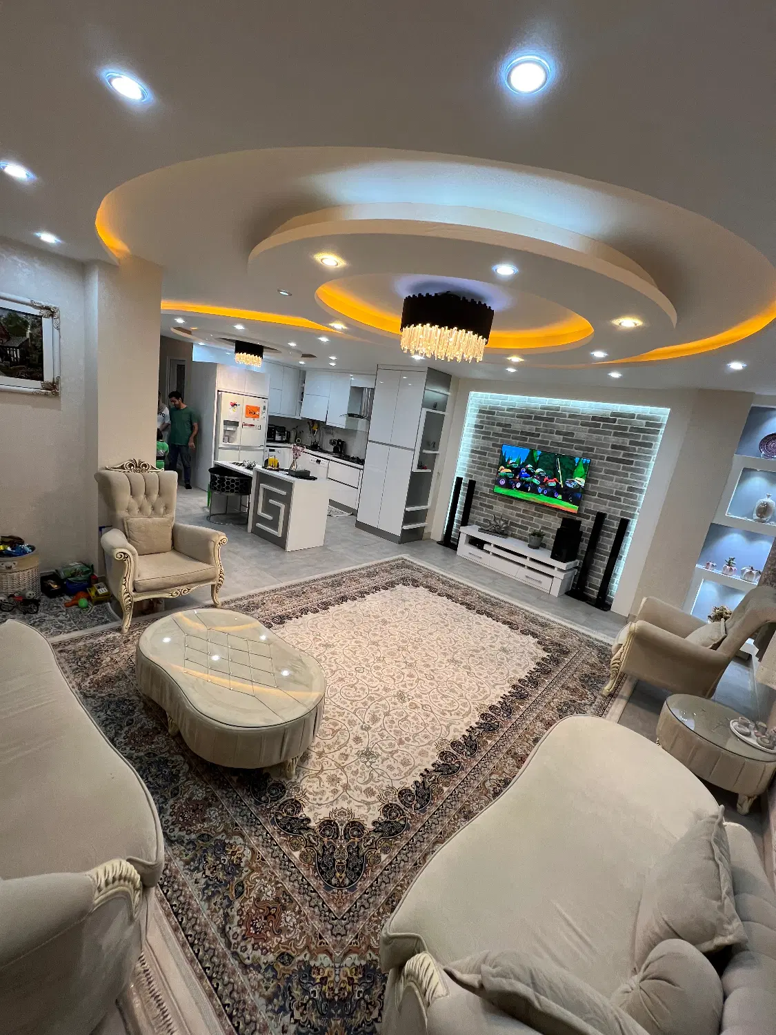 خانه ۲۳۳ متر برای فروش هشت اوتاق خواب
