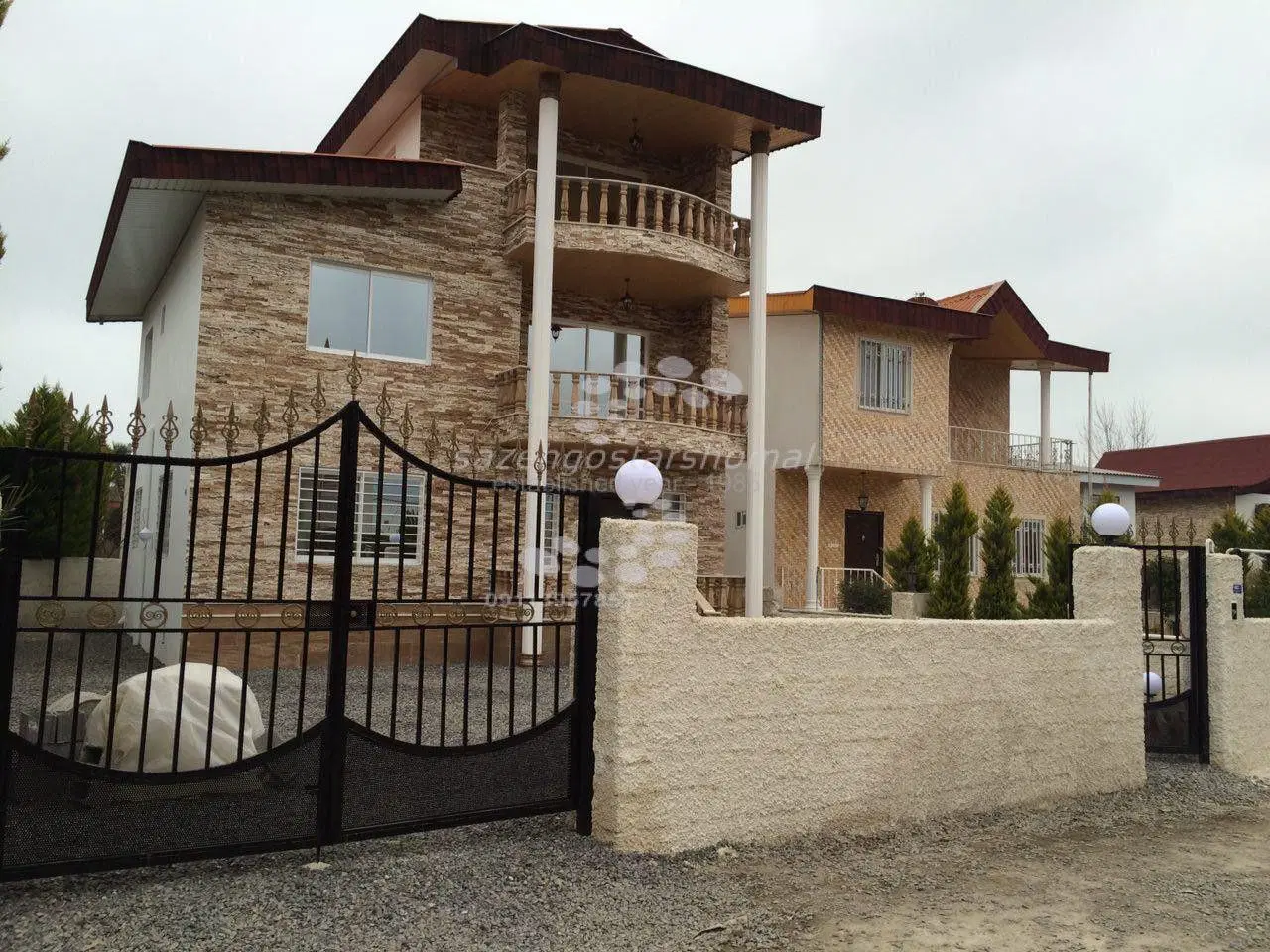 ملک ویلایی برخیابان دارای مغازه