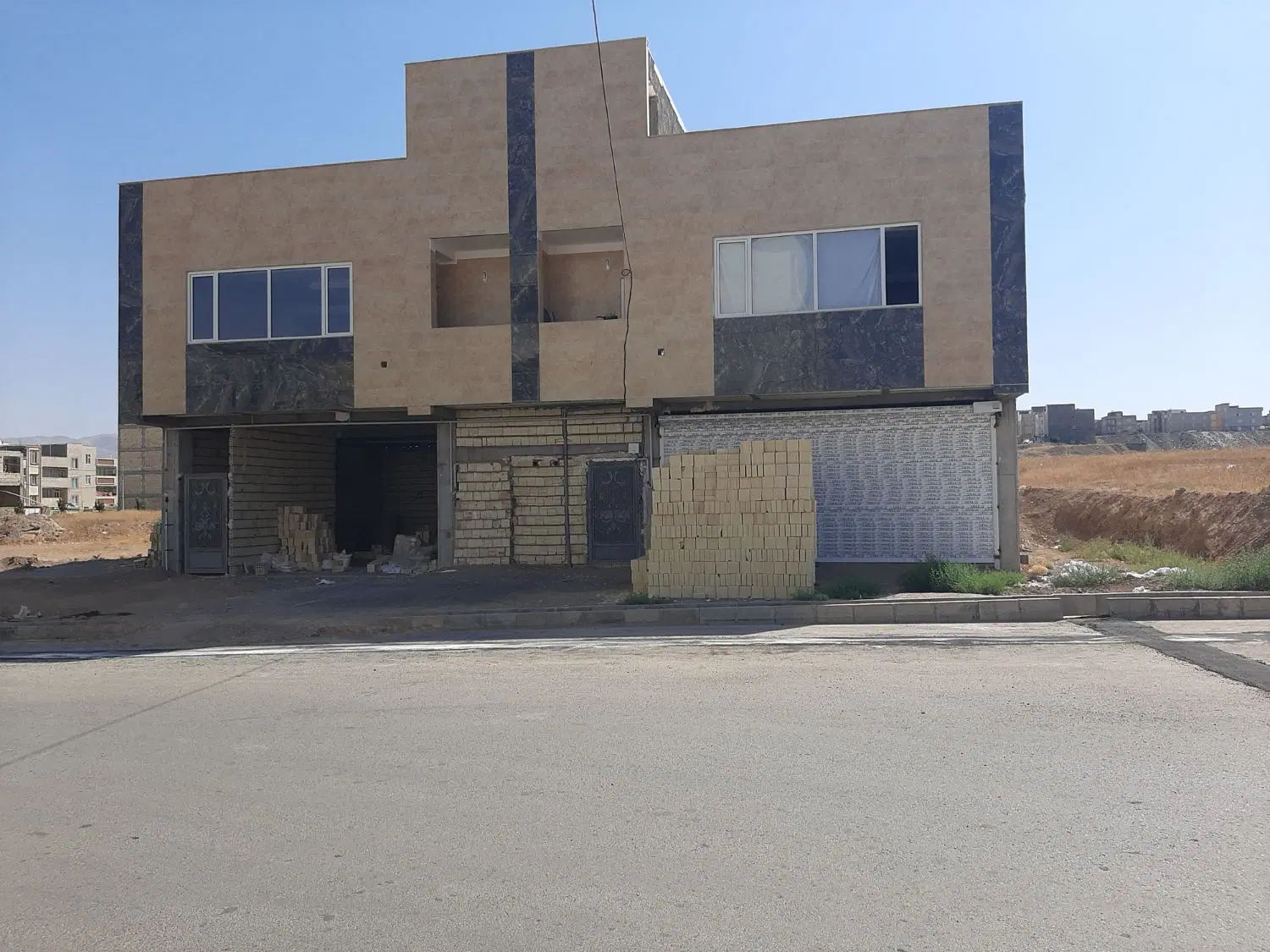 فروش دو دهن مغازه به متراژ ۱۶۰ متر کوی خرداد فاز ۳