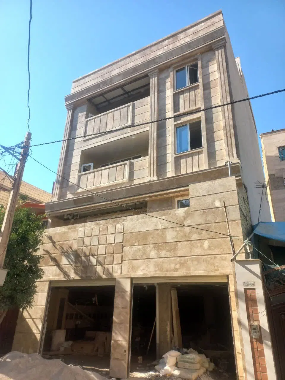 سوییت ۹۰ متری با حیاط ۲۰ متری