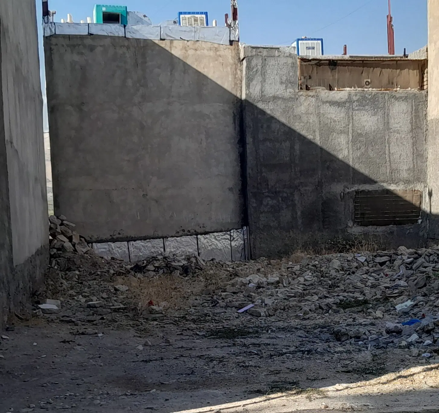 زمین مسکونی سند دار ۲۰۰ متری با بر۸ طول ۲۵