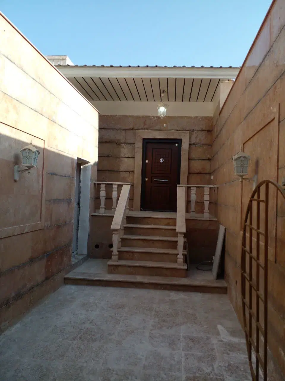 120متر تجاری اداری بر خیابان اصلی