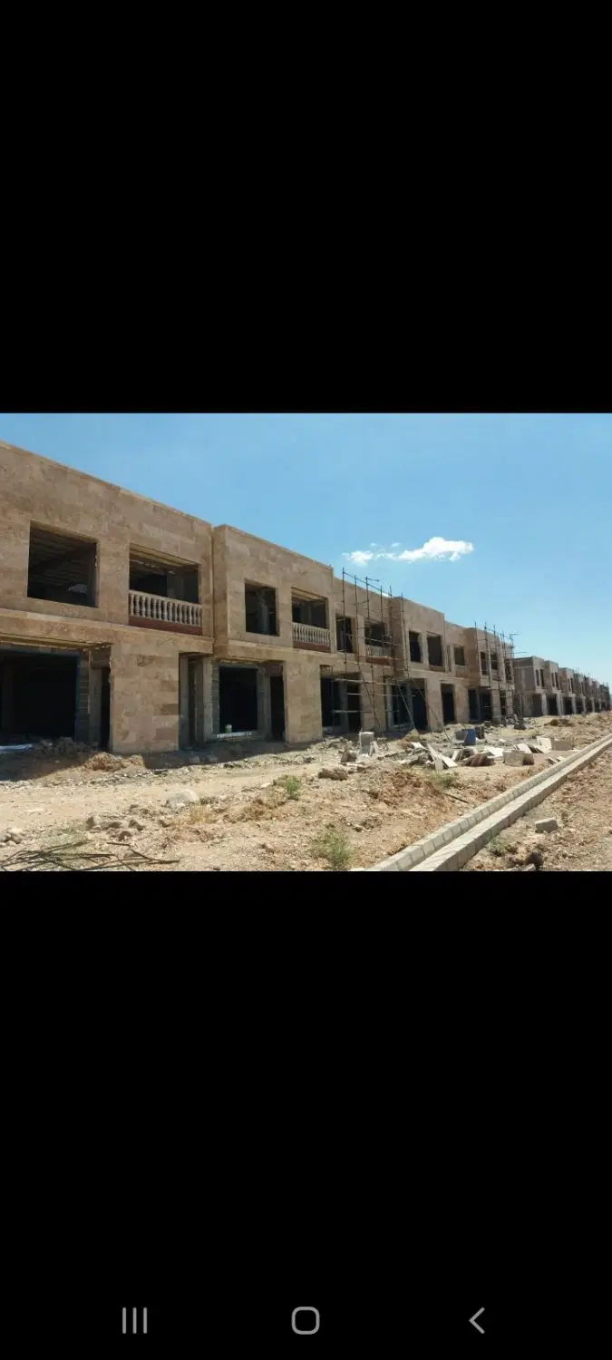 خانه یک طبقه بالای پیلوت