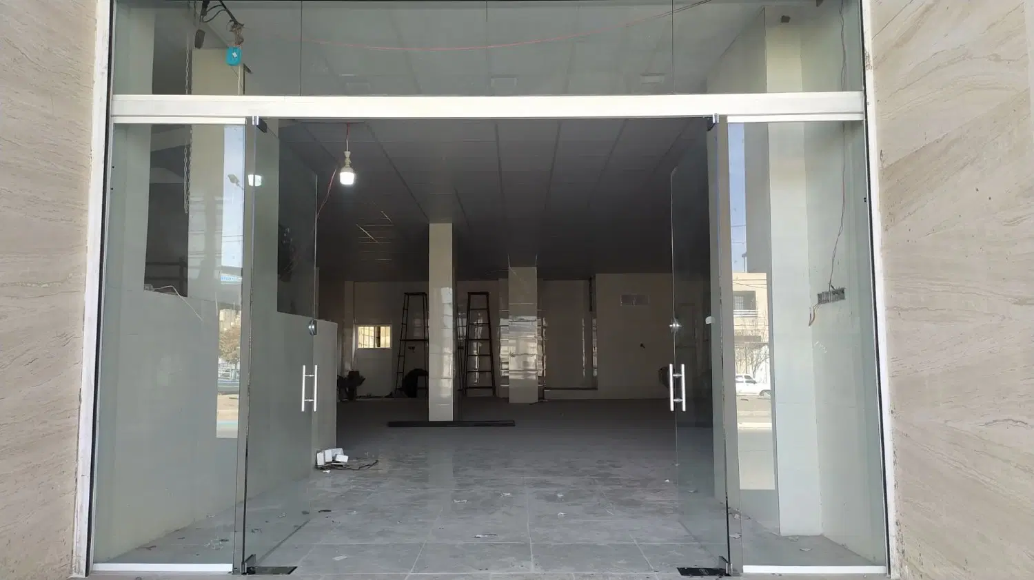 اجاره مغازه ۱۸۰ متری با نیم طبقه
