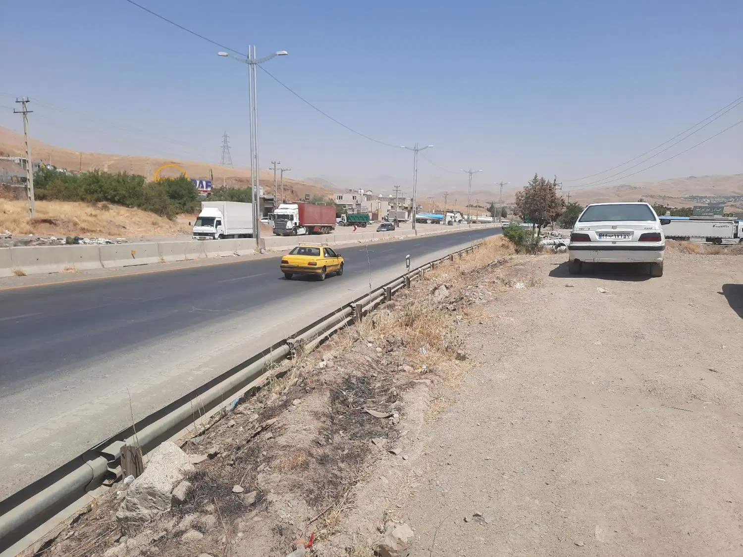 زمین رو اتوبان اصلی سه راهی مریوان