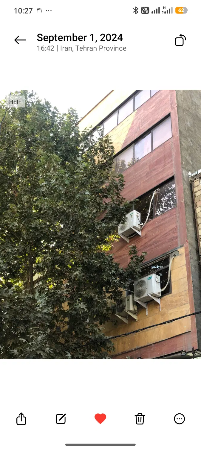 دفتر خوش‌نقشه و نورگیر در ابتدای خیابان ولیعصر .