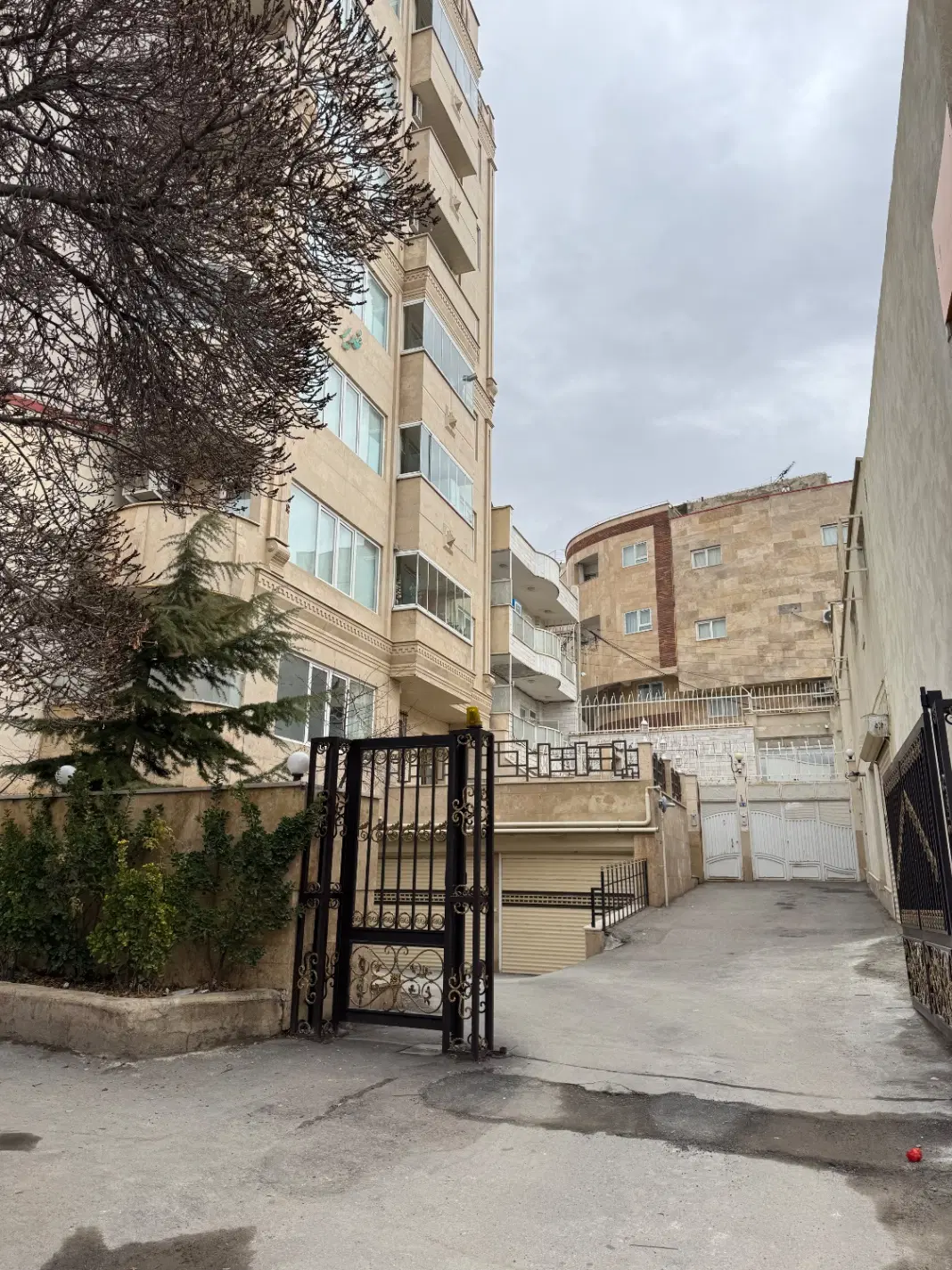 آپارتمان تک واحدی ۱۶۰ متری سه خواب دارای مستر