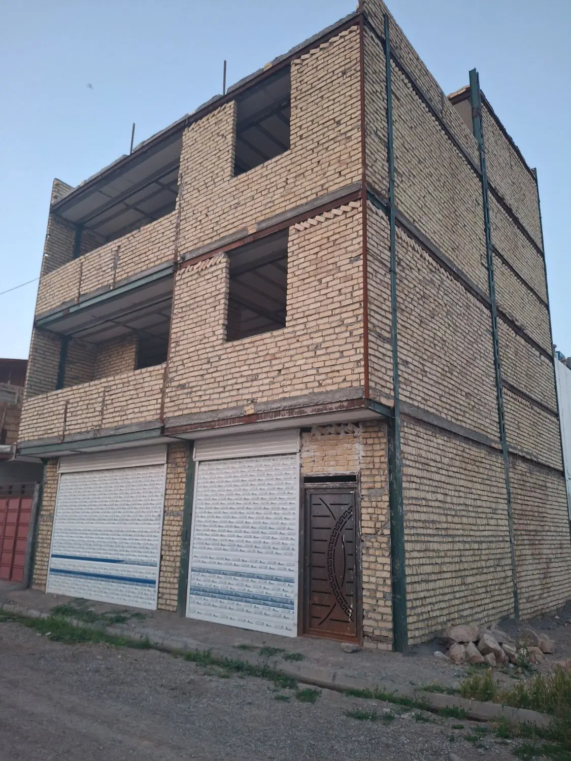 ساختمان نیمه کاره