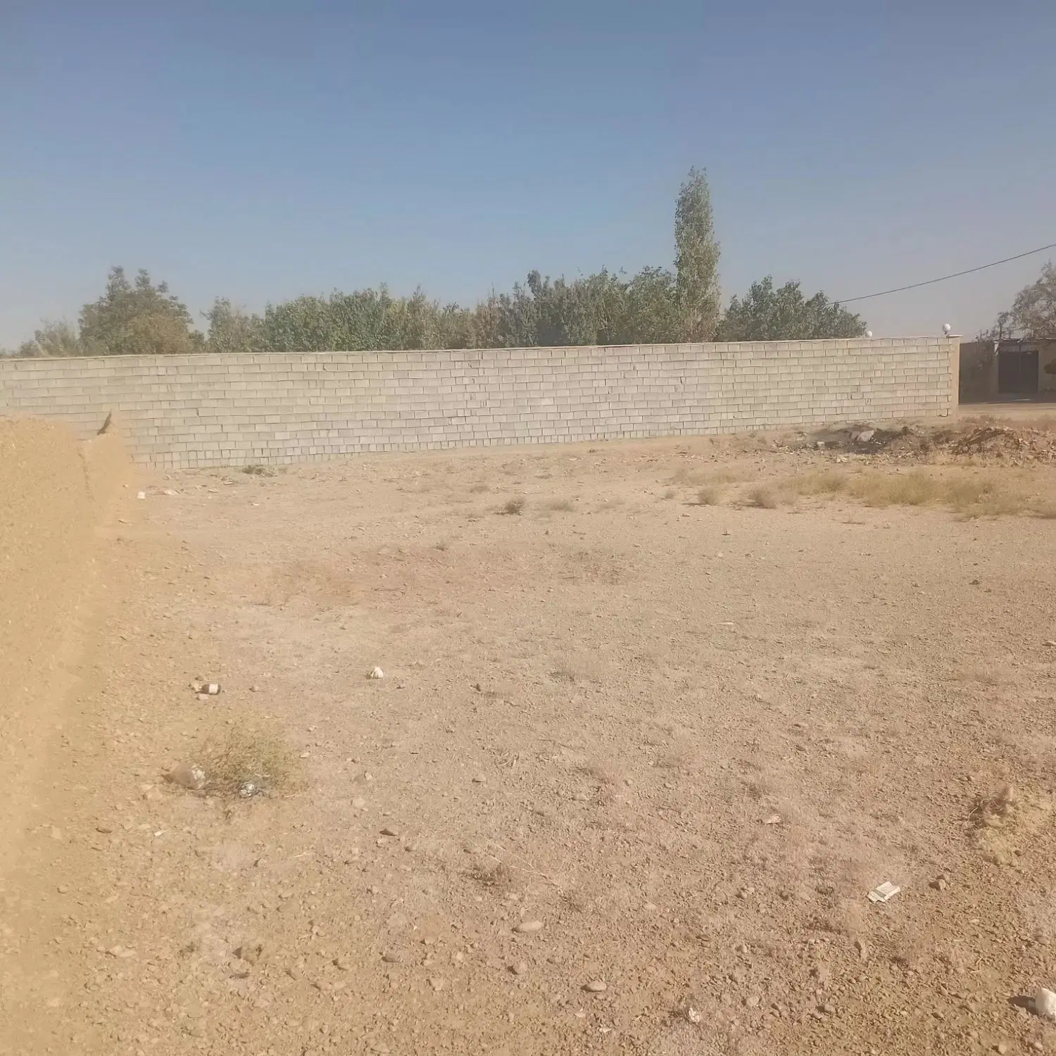 زمین ۹۰۰ متری سورمق، مناسب ساخت‌وساز و باغ ویلا