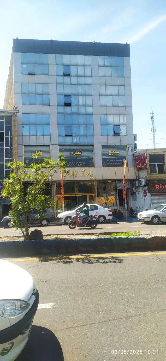 مغازه در نصف راه ،‌اولای همکف پاساژ نامدار
