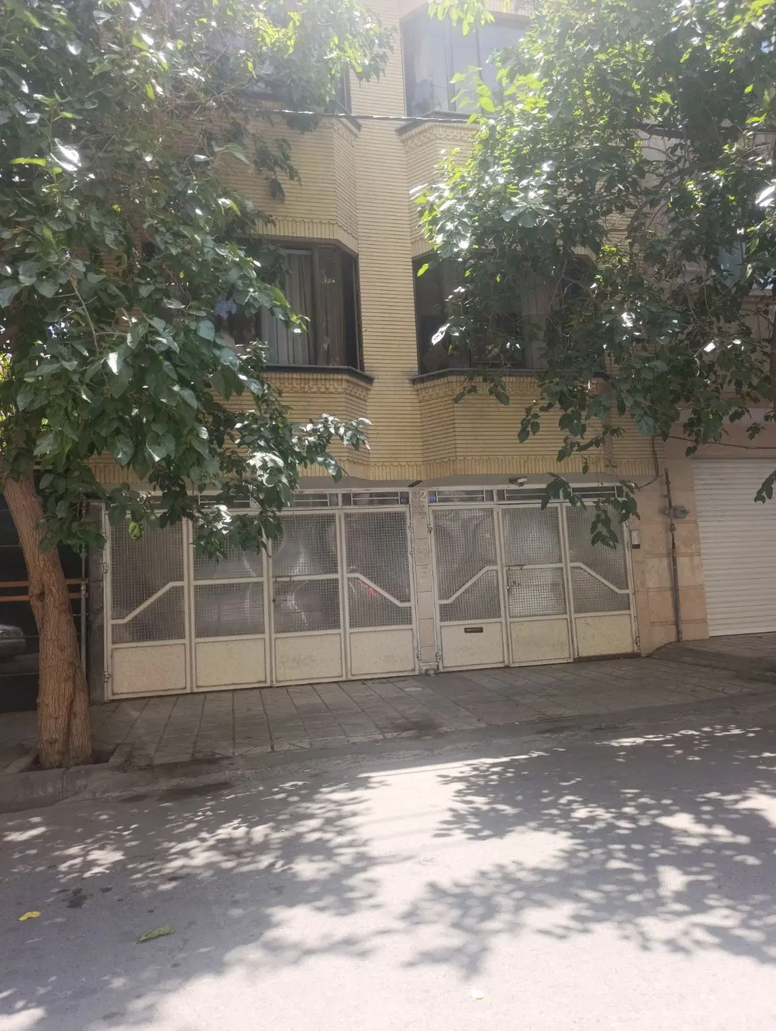 ویلای سه طبقه آپارتمان دربست
