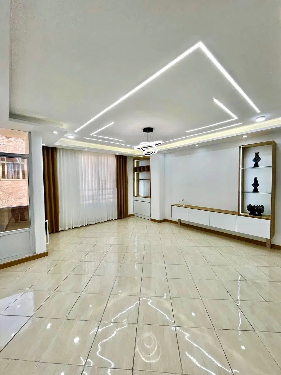 ۶۴متر فول سالن پنجره خور _ از ۲ طرف نورگیر