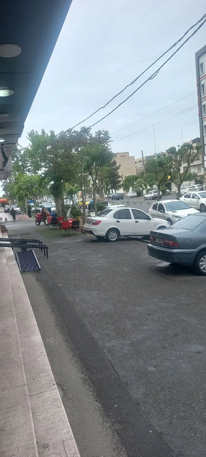 مغازه ۳۳متری(۴متر بر)در گلشهر بر اصلی گلزار شرقی
