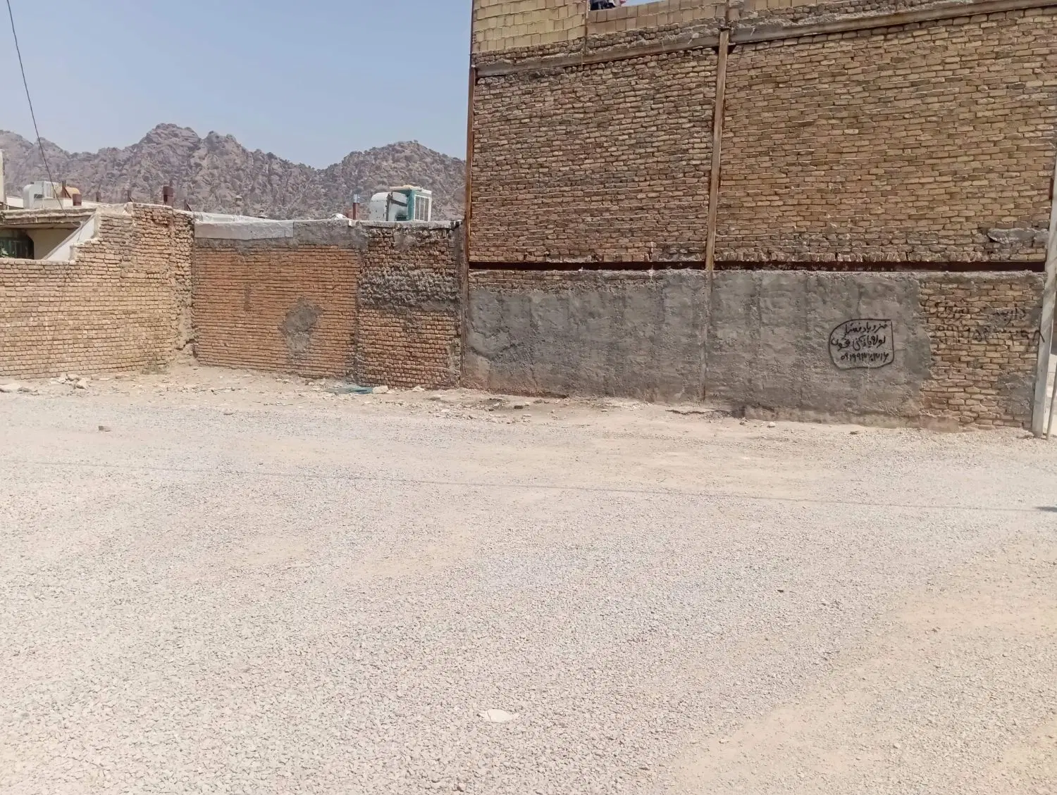 زمین دو نبشه پاپی خالدار