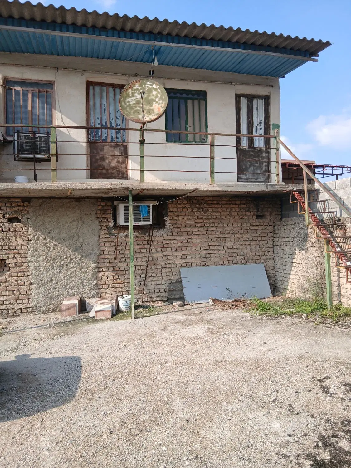 زمین مسکونی با مجوز دامداری