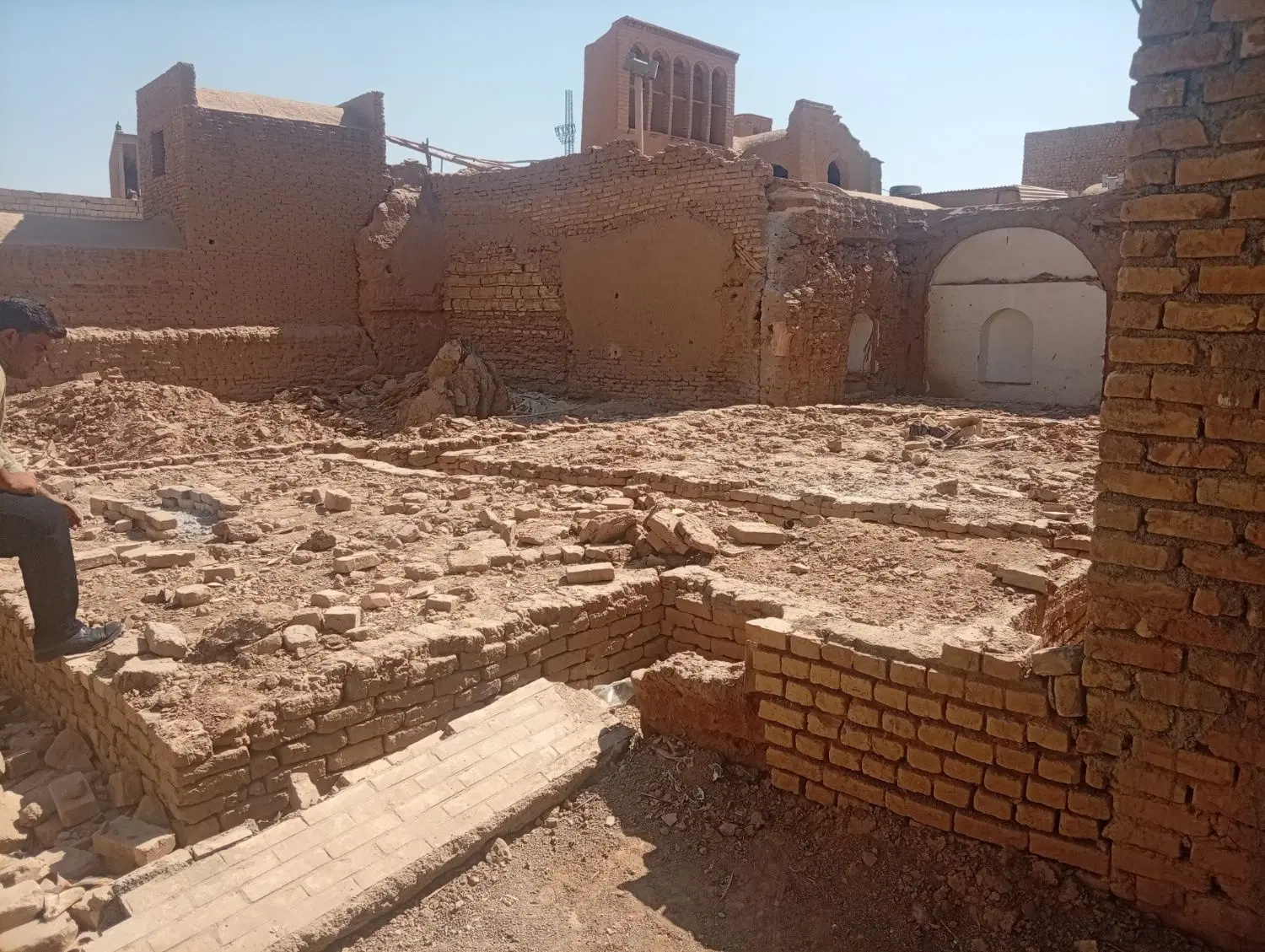 زمین مهرآباد