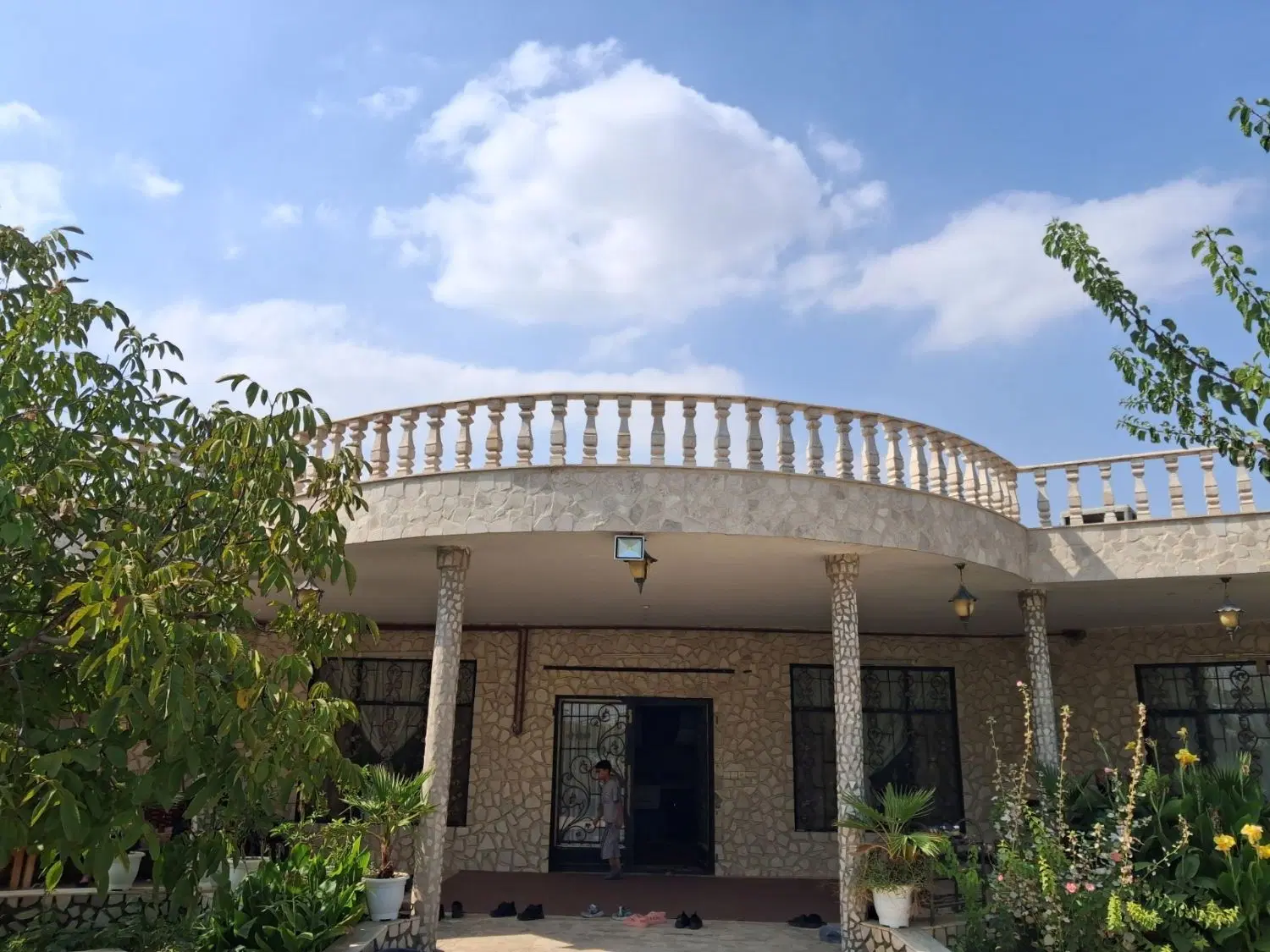فروش باغ ۱۰۰۰ متری با بنا و استخر
