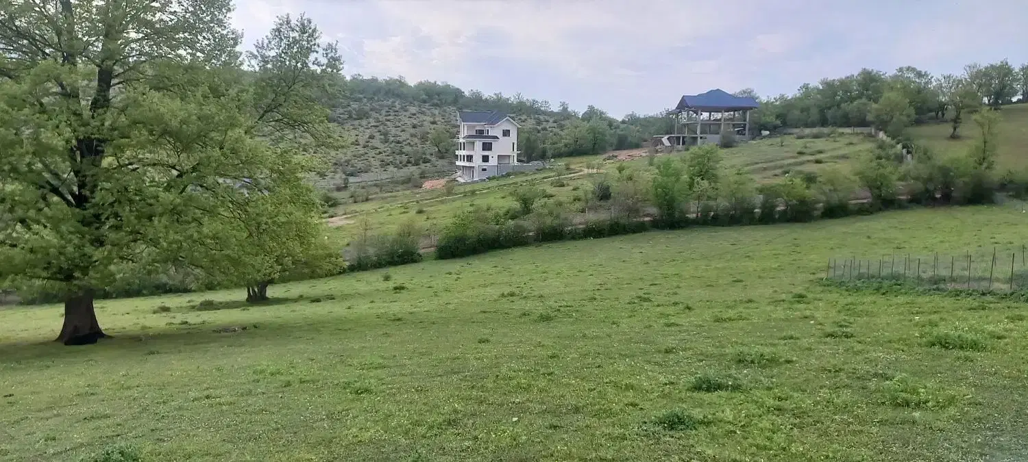 زمین سرسبز شهرکی در مرزن‌آباد دارای نگهبان